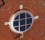 Rond raam aan de Brahmsstraat.
<br/>
Marcel Westhoff, 2019-02-01